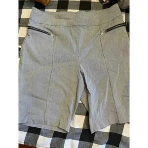 CHICOS perfect stretch Shorts size medium M